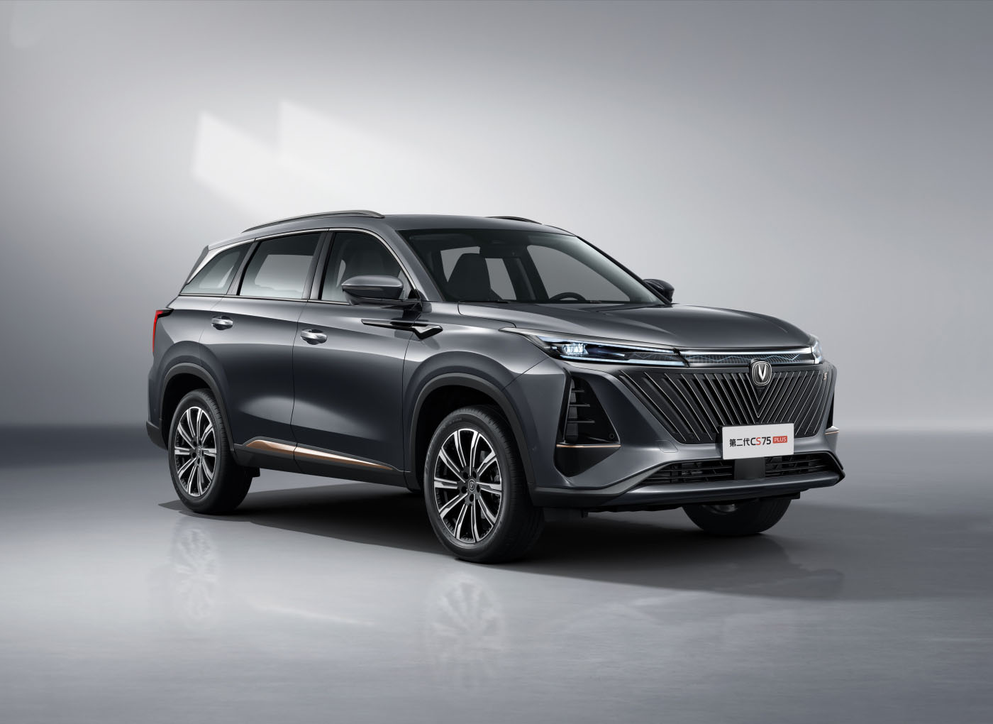 长安第二代CS75 PLUS售12.49万起，设计优化，全系标配8AT