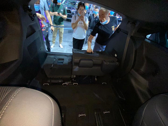 实拍广汽丰田赛那，人称小“埃尔法”，会造MPV的就是不一样