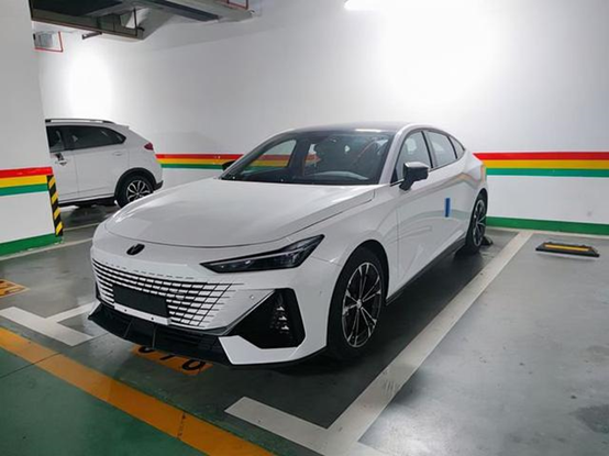 长安UNI-V实车曝光,设计师估计科幻片看多了