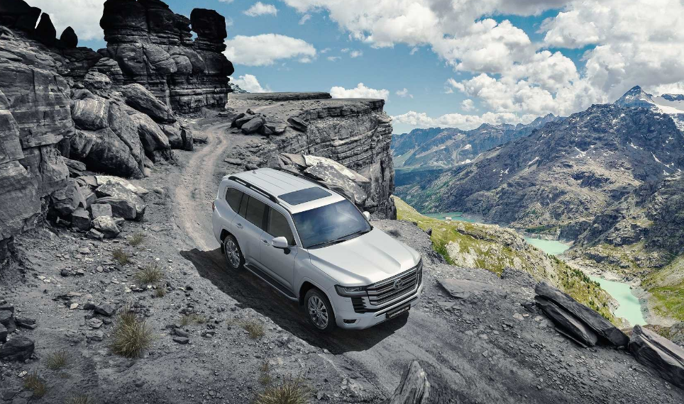 搭3.5T V6+10AT，全新一代丰田兰德酷路泽实车曝光，画风大变